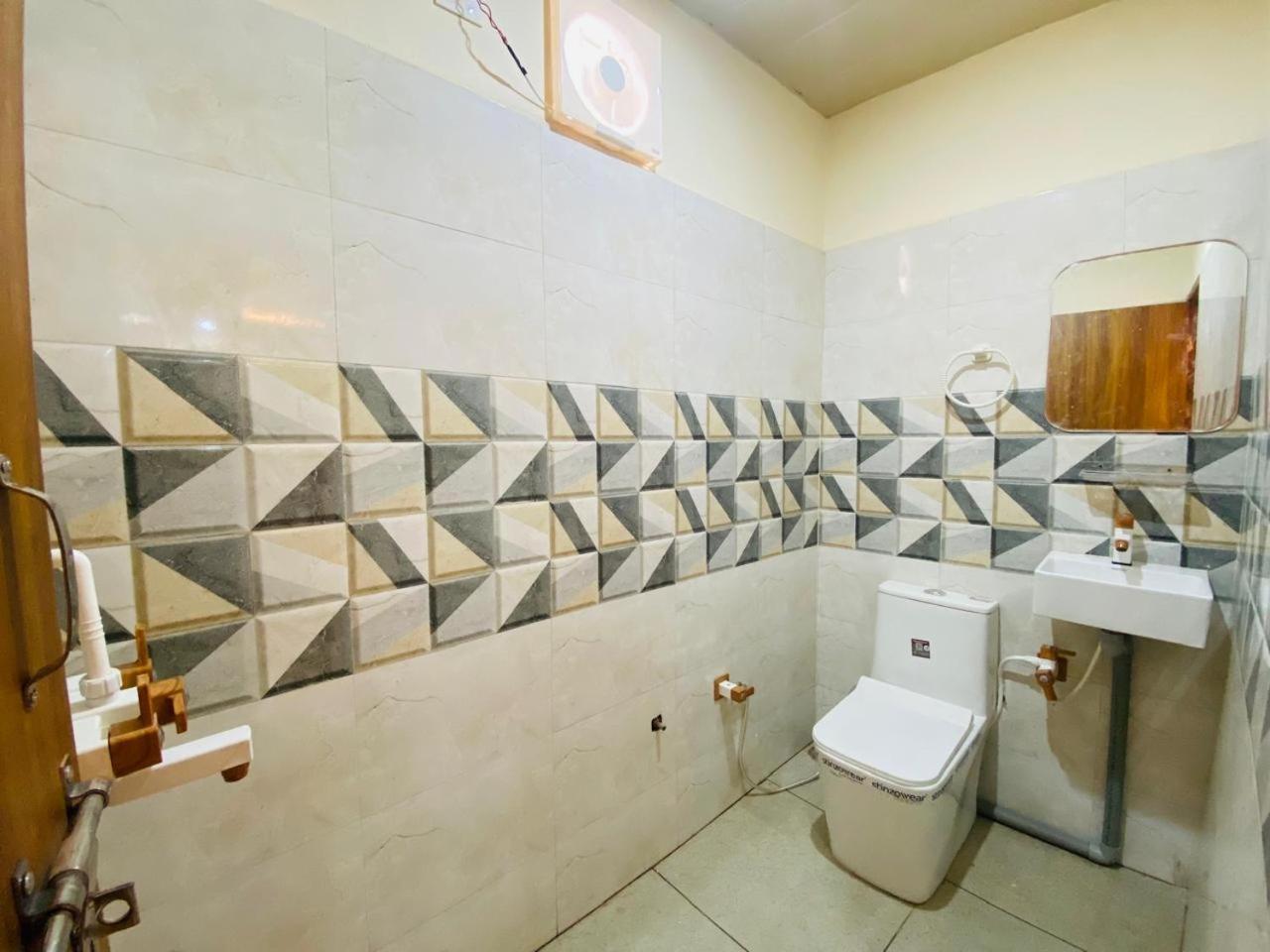 The Raman Palace- A Budget Hotel Mathura Kültér fotó