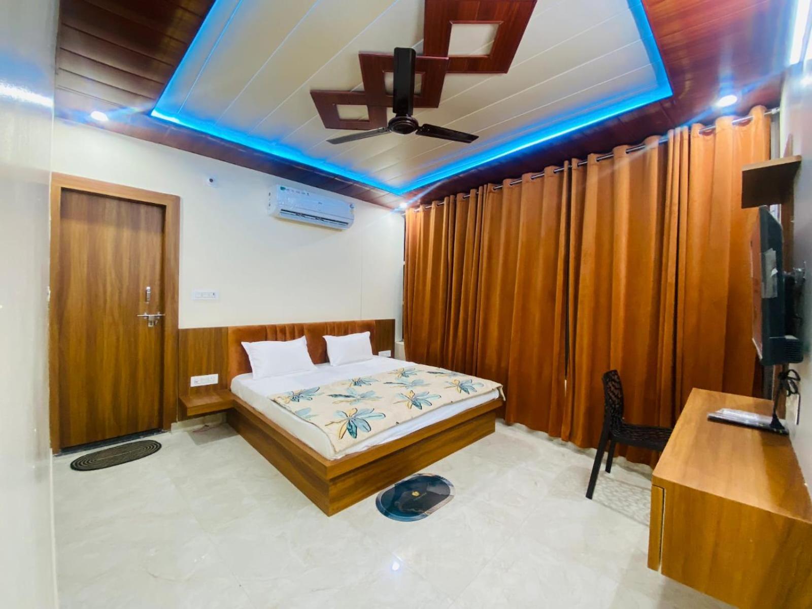 The Raman Palace- A Budget Hotel Mathura Kültér fotó